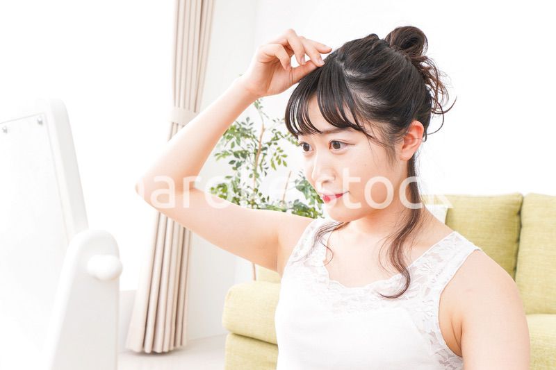 スキンケアをする若い女性