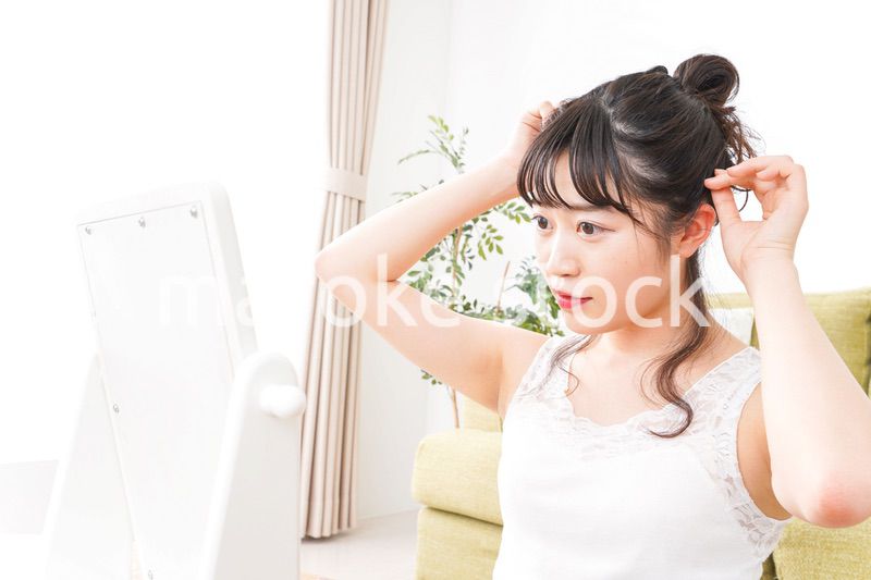 スキンケアをする若い女性