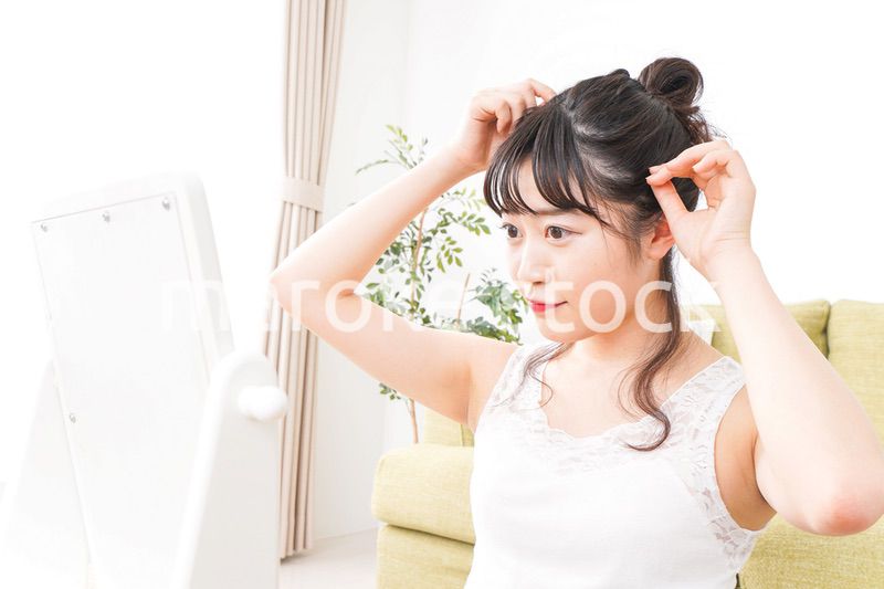 スキンケア・メイクをする若い女性