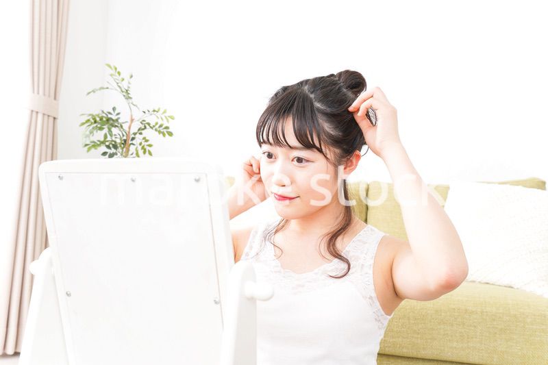 スキンケアをする若い女性