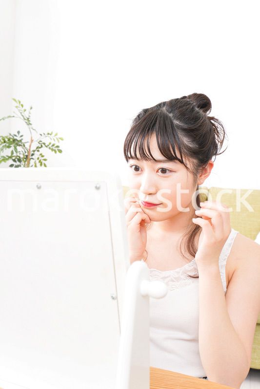 スキンケアをする若い女性