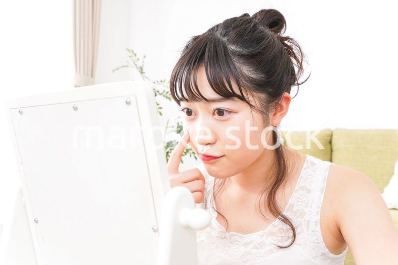 スキンケアをする若い女性