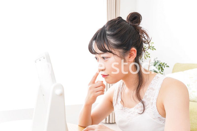 スキンケアをする若い女性