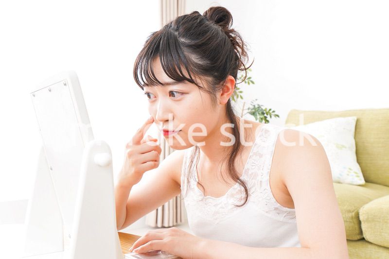スキンケアをする若い女性