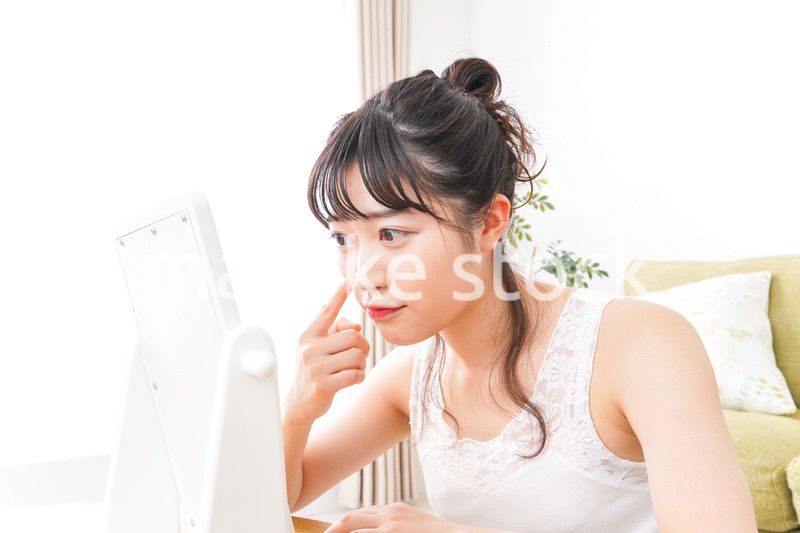 スキンケアをする若い女性