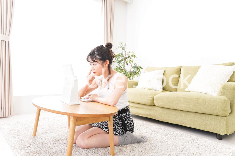 スキンケア・メイクをする若い女性