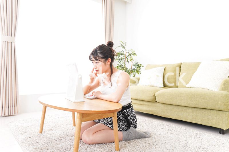 スキンケアをする若い女性