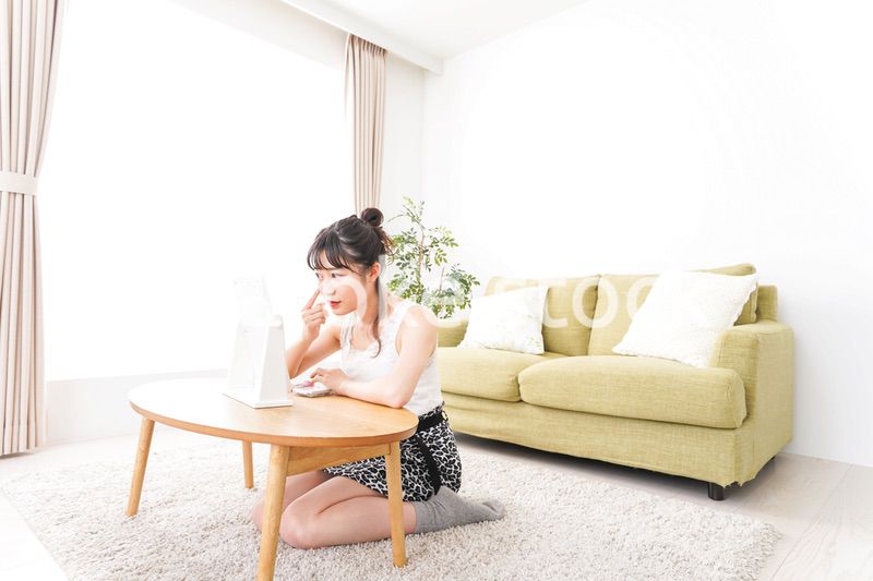 スキンケアをする若い女性