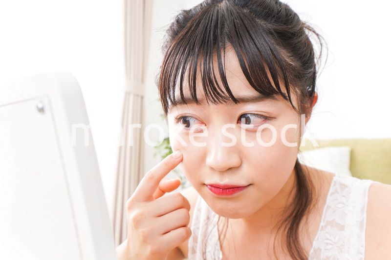 スキンケアをする若い女性