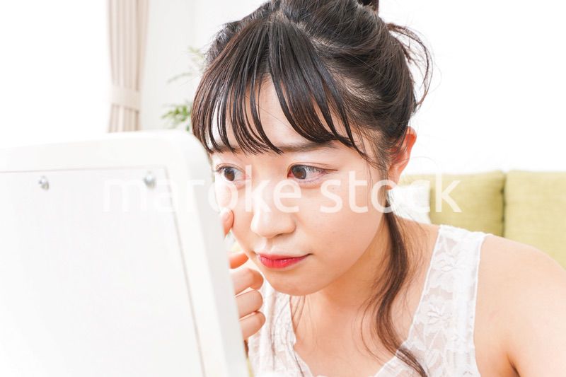 スキンケアをする若い女性