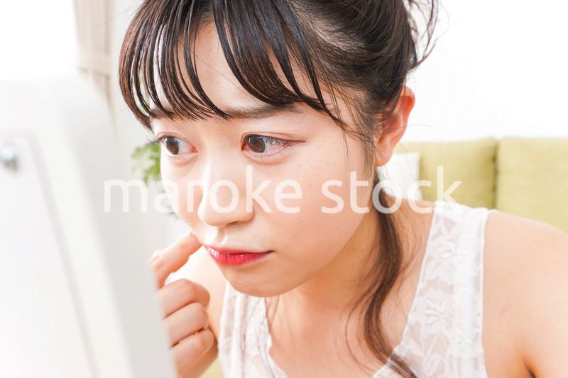 スキンケアをする若い女性