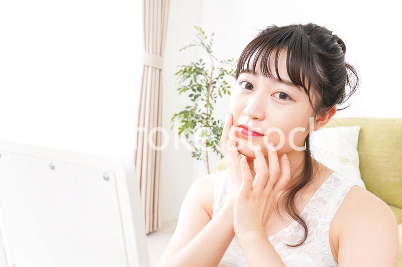 スキンケアをする若い女性