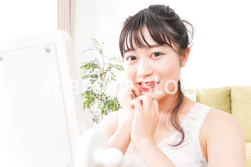 スキンケア・メイクをする若い女性