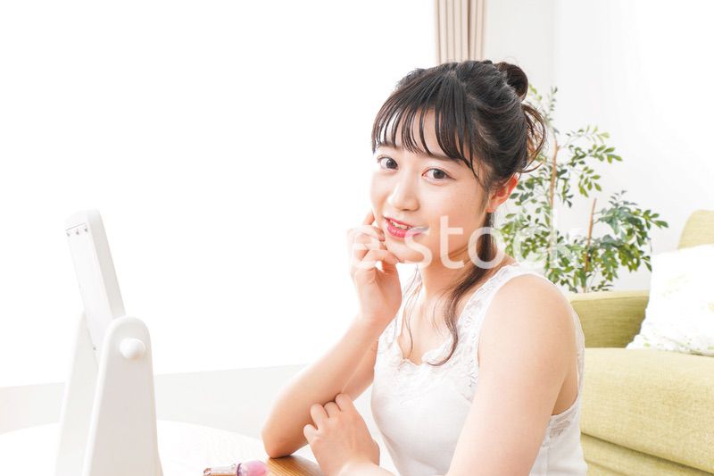 スキンケアをする若い女性