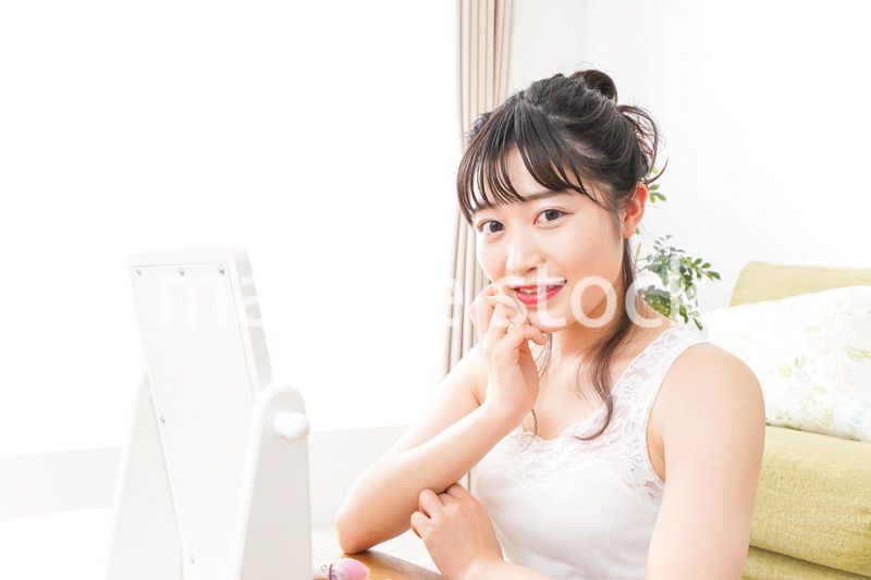 スキンケアをする若い女性