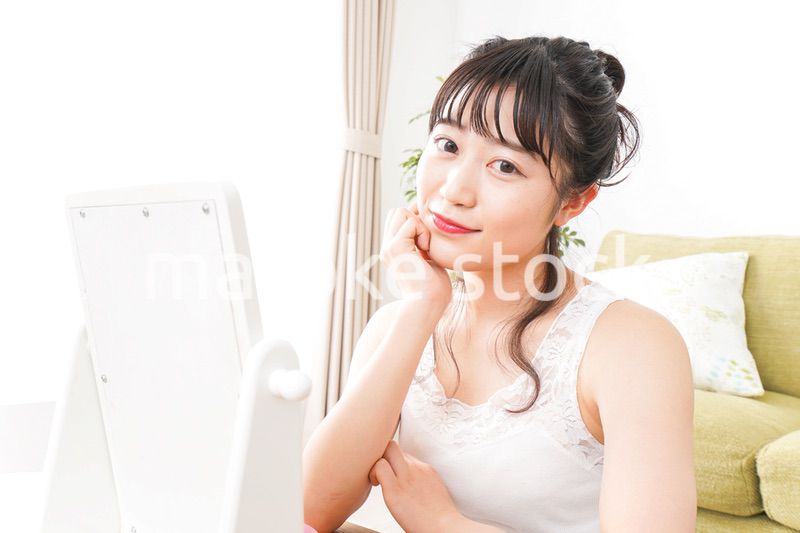 スキンケアをする若い女性