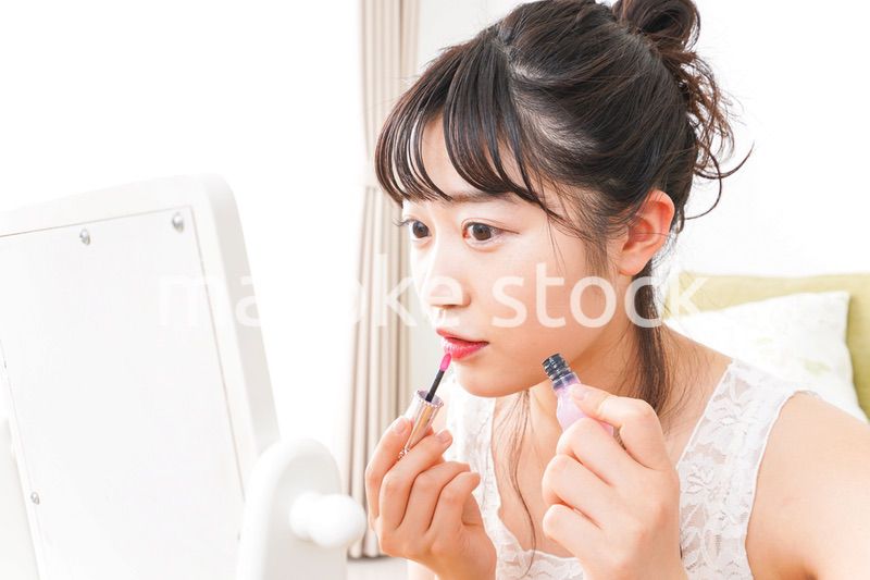 メイクをする若い女性
