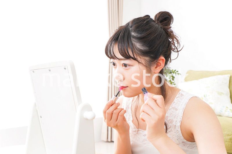 メイクをする若い女性