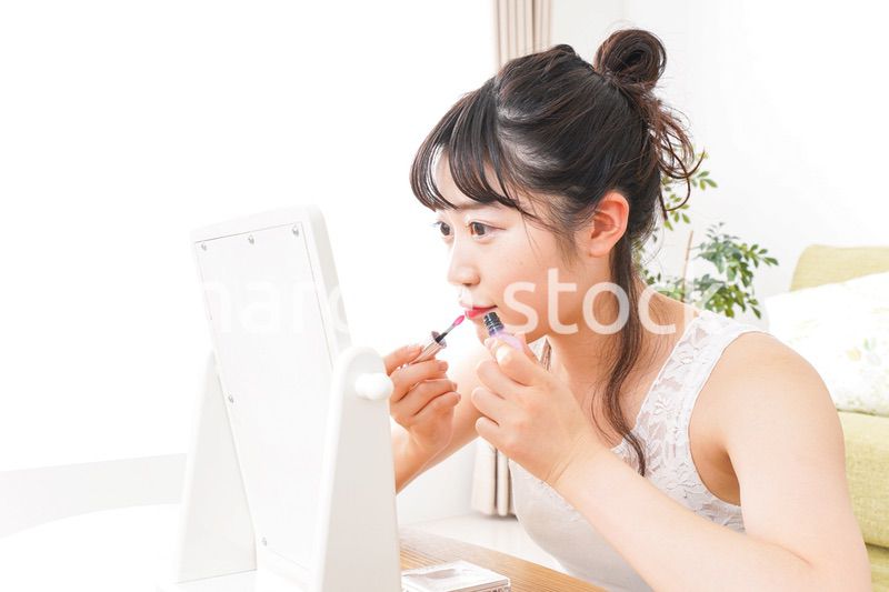 メイクをする若い女性