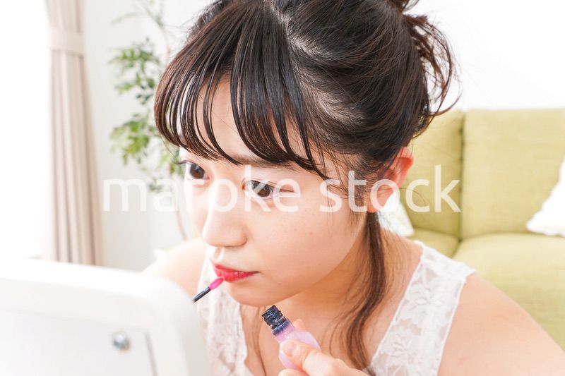 メイクをする若い女性
