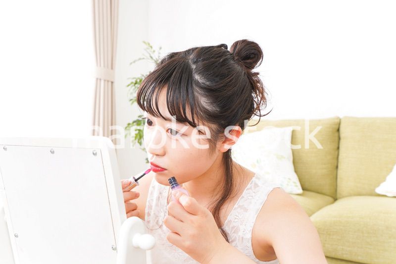 メイクをする若い女性
