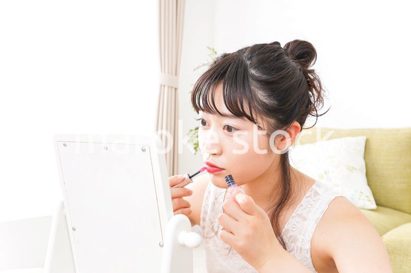 メイクをする若い女性