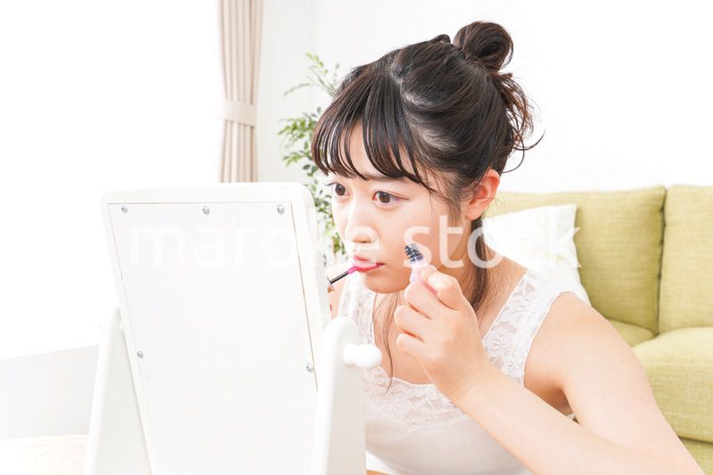 メイクをする若い女性