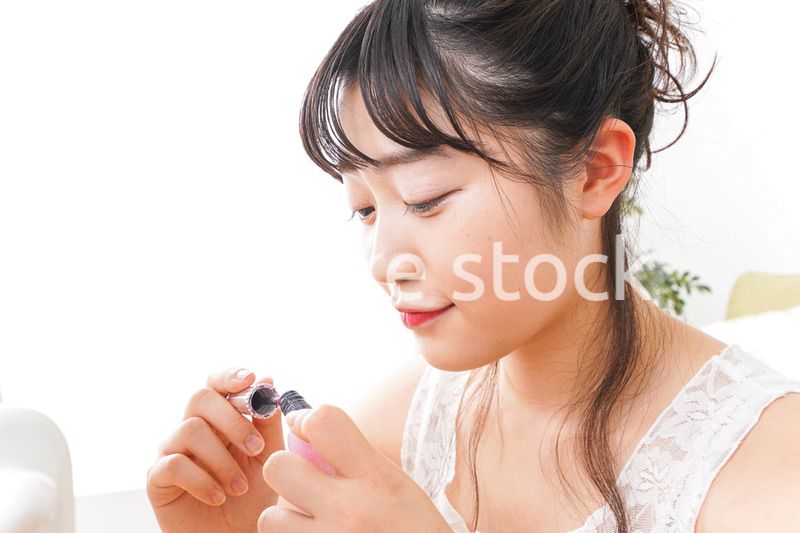 メイクをする若い女性