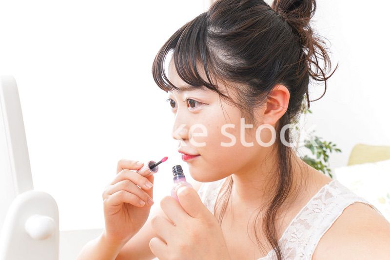 メイクをする若い女性