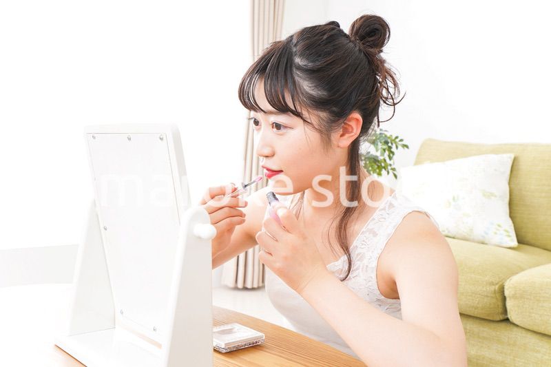 メイクをする若い女性