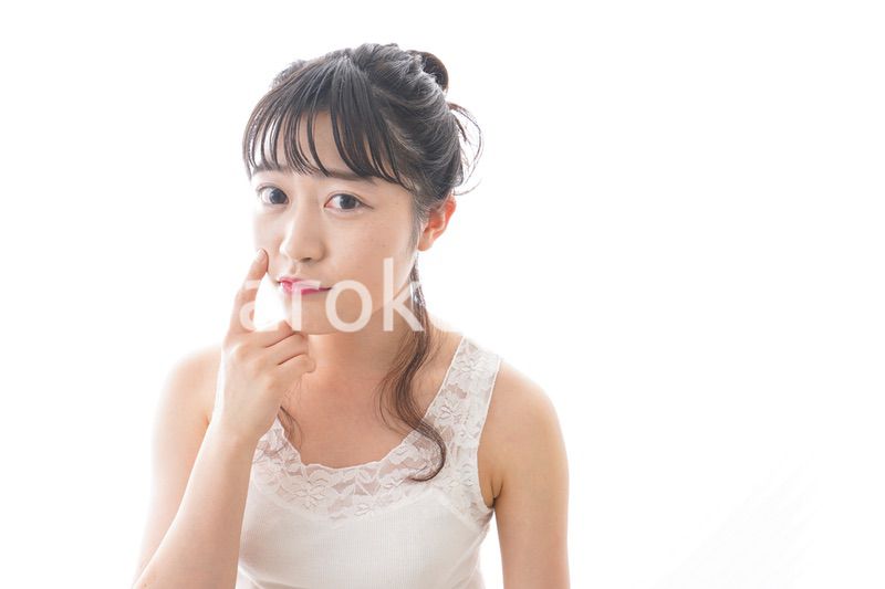 スキンケア・メイクをする若い女性