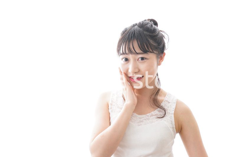 スキンケア・メイクをする若い女性