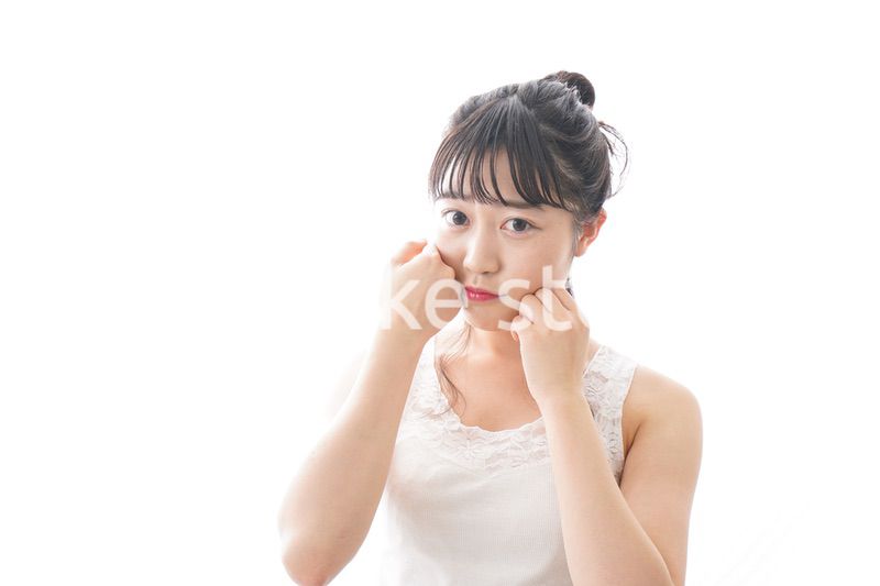 スキンケア・メイクをする若い女性