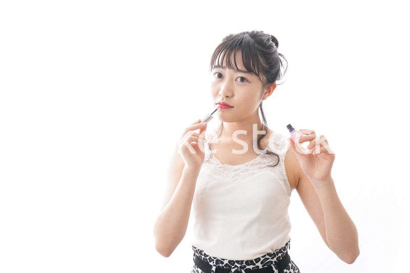 スキンケア・メイクをする若い女性