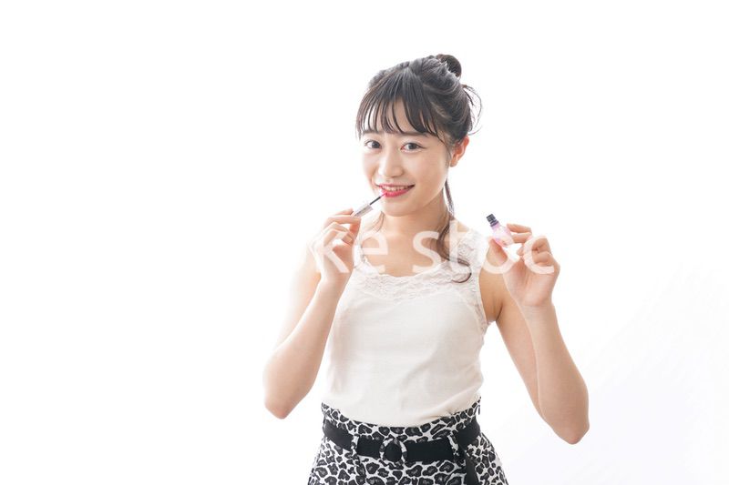 メイクをする若い女性