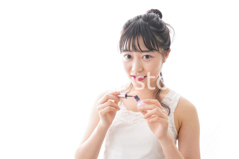 メイクをする若い女性