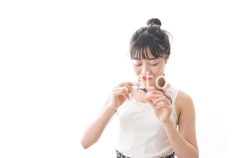 メイクをする若い女性