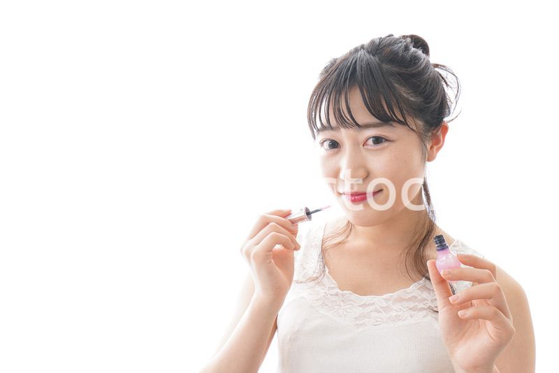 メイクをする若い女性