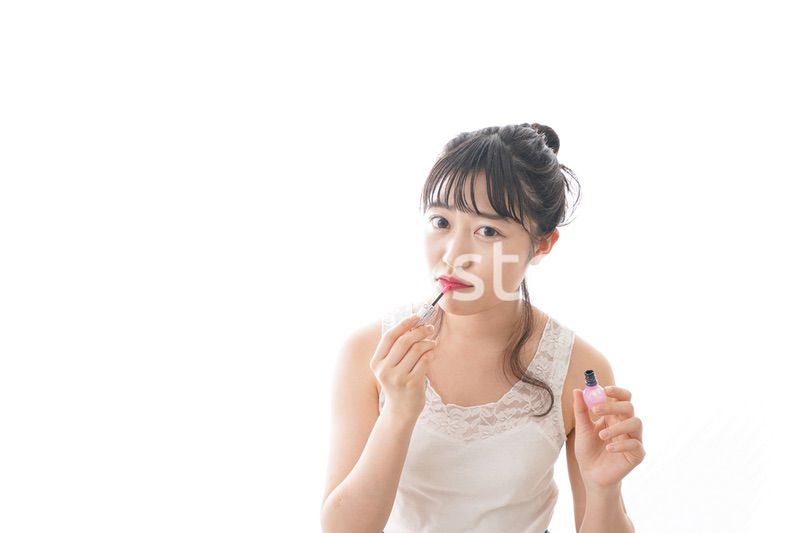 メイクをする若い女性