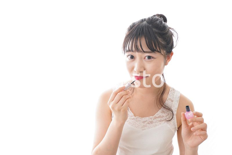 メイクをする若い女性