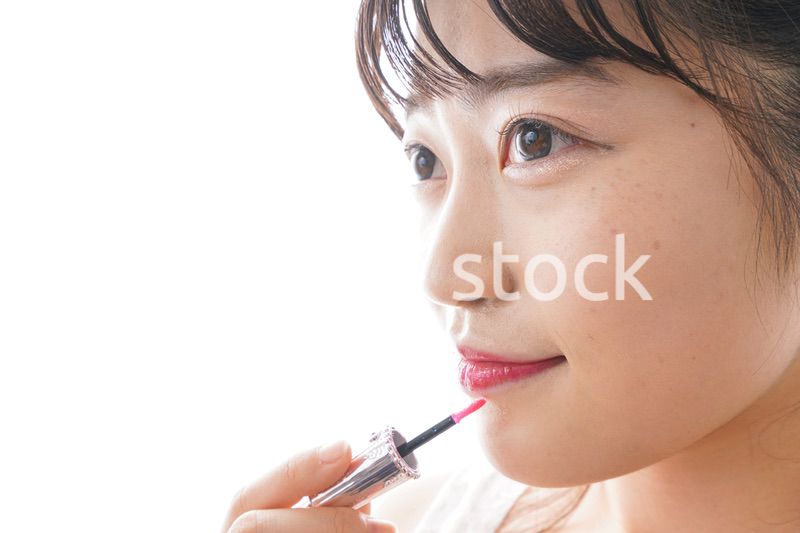 メイクをする若い女性