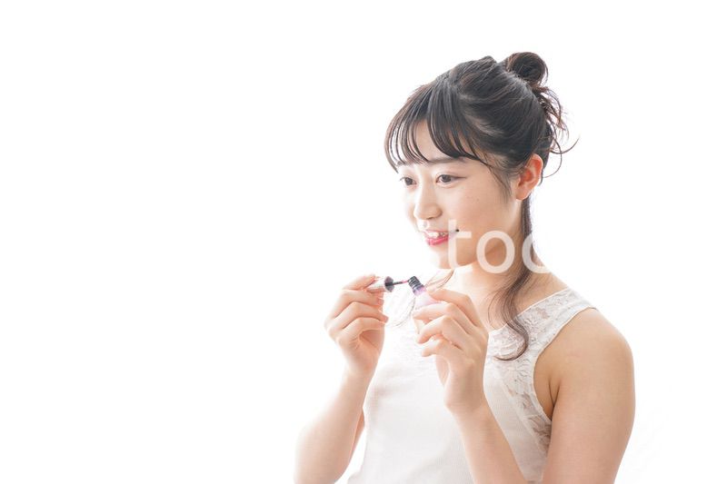 メイクをする若い女性
