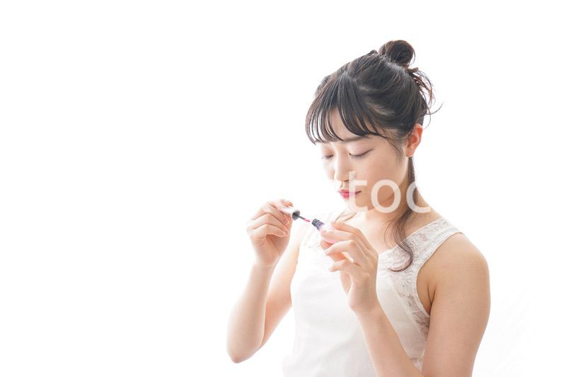 メイクをする若い女性