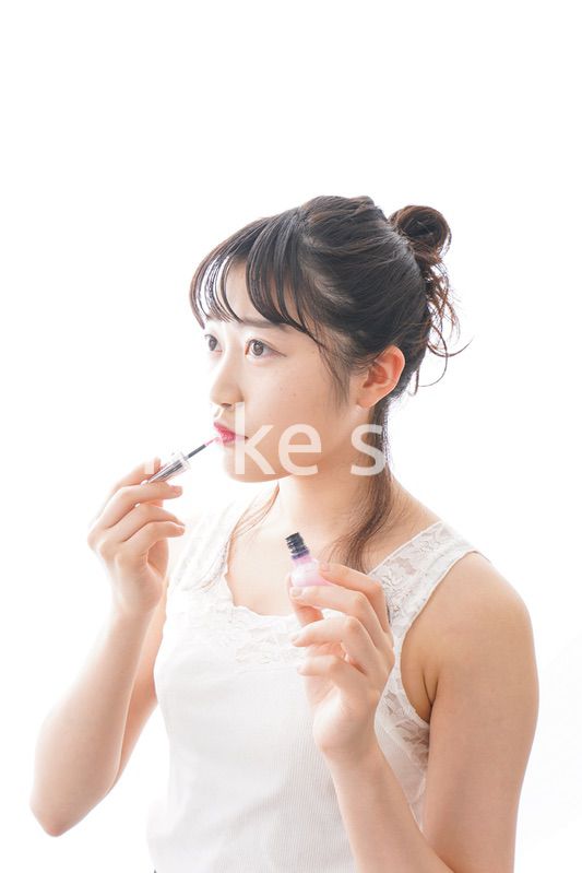 メイクをする若い女性