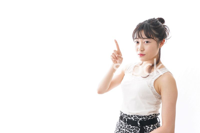 スキンケア・メイクをする若い女性