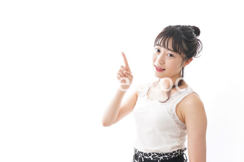 スキンケア・メイクをする若い女性