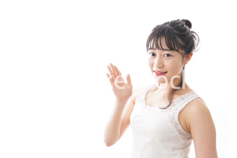 スキンケア・メイクをする若い女性