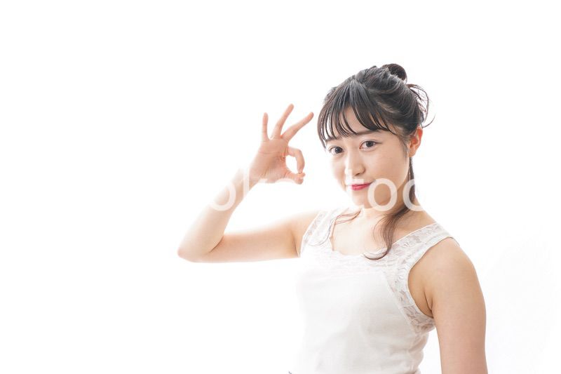 スキンケア・メイクをする若い女性