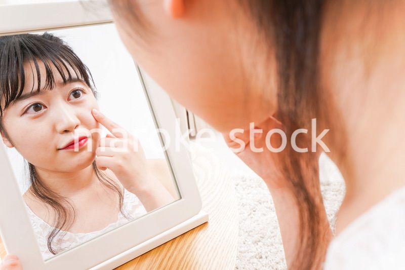 スキンケアをする若い女性