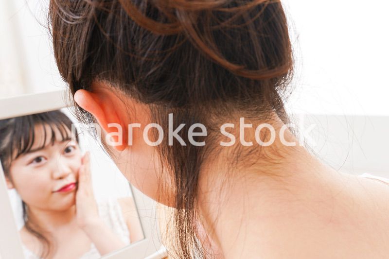 スキンケアをする若い女性